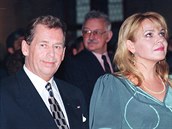 Václav Havel si v roce 1997 bere za enu Dagmar Vekrnovou.
