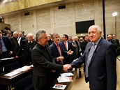 Václav Klaus se také pozdravil se svým oddaným politickým  ákem europoslancem...