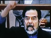 Televizní zábr z okamiku, kdy byl na Saddámem a jeho dalími spoluviníky...