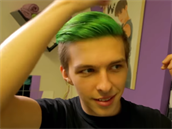 Mladý youtuber si neváhal obarvit vlasy na zeleno.