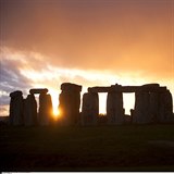Oblbenm mstem k oslav slunovratu je britsk Stonehenge, kter byl postaven...