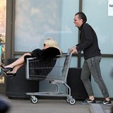 Lady Gaga zaražená zadkem v nákupním vozíku? Tak to tu ještě nebylo.