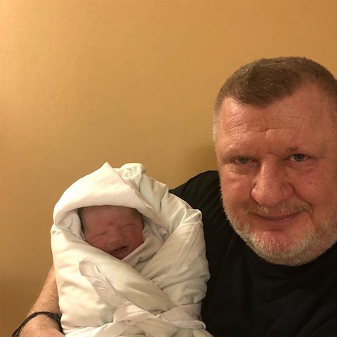 Ivo Rittig s novorozenm synem Maximilinem.