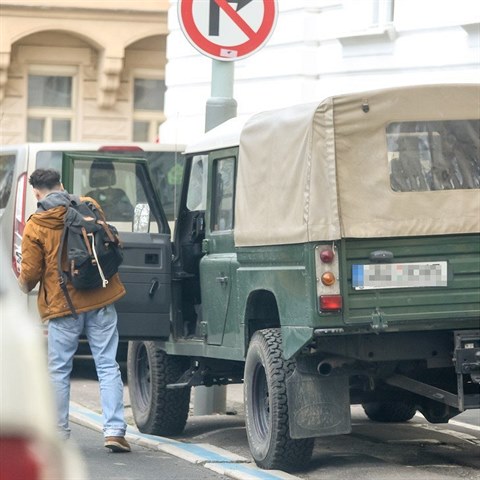 Pavel Lika si podil dokonal prototyp rodinnho vozu. Jezd vojenskm Land...