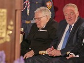 Jan Skopeek a Ludk Sobota dostali oba od prezidenta Zemana medaili za zásluhy.
