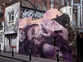 Londýnská tvr Shoreditch je pouliními grafity proslulá.