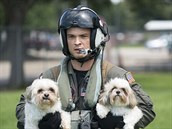Americký voják drící psy.