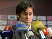 Závr kariéry oznámil Tomá Rosický na mimoádné tiskové konferenci na stadionu...