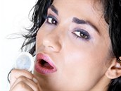 Navléknout kondom ústy je umní...