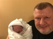 Ivo Rittig s novorozeným synem Maximiliánem.