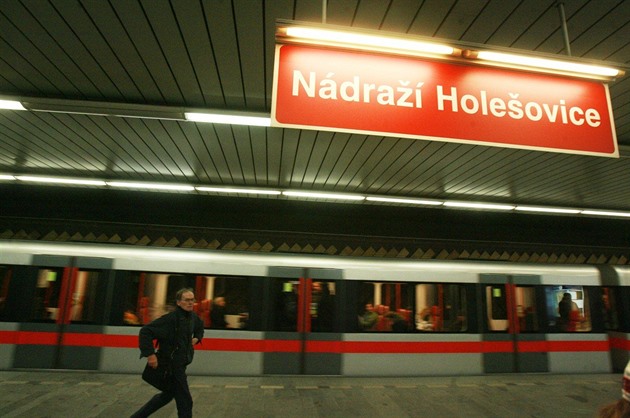 Metro C mezi stanicemi Letňany a Nádraží Holešovice stálo, do kolejí spadl člověk