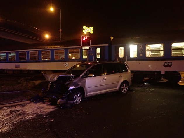 Severomoravtí hasii zasahovali u nehody vlaku a osobního automobilu na...