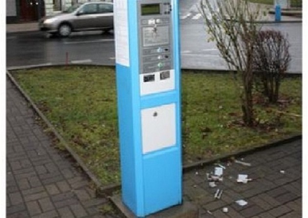 Explozí pokozený parkovací automat v centru Teplic.