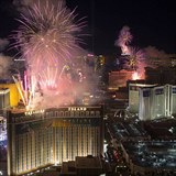 Las Vegas se dočkalo ohňostroje kolem Stripu.
