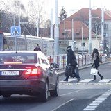 Dvojice m na parkovit s kufry, rektor byl v Praze nejsp na sluebn...