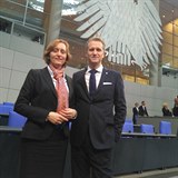 Bavorský předseda AfD Petr Bystroň s kolegyní Beatrix von Strochovou.