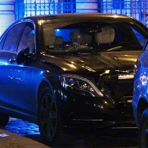 Takto vypadal po nehod� pachatel�v mercedes.