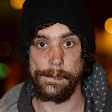 Bezdomovec Chris Parker platil v Britnii za hrdinu. Te je ve jinak