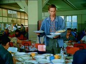 Komická scéna s pesolenou polévkou v drustevní kantýn.