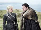 V seriále Hra o trny jsou Jon Snow a Daenerys milenci.
