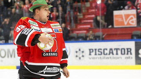 Slovenský branká Július Hudáek. To je nejvtí hokejový showman.