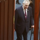Miloš Zeman odcházel po svém projevu k poslancům o holi