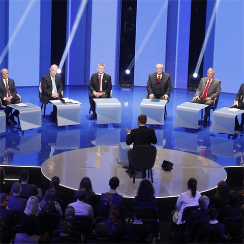 Moravec debatu opt nezvldl. asto vystupoval z role modertora, aby divkm naznail koho bude volit.
