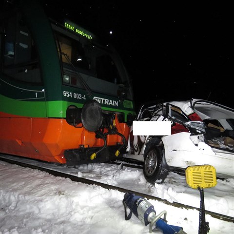 Na pejezdu v Nov Peci se ve tvrtek srazilo auto s vlakem.