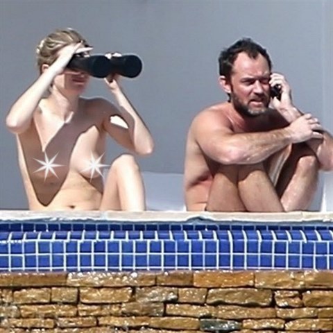 Paparazzi vyfotili ptelkyni Jude Law bez vrchnho dlu plavek.