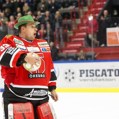 Slovenský brankář Július Hudáček. To je největší hokejový showman.
