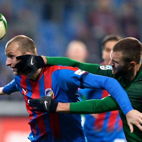 Marek Kysela ve tvrdm souboji s plzeskou hvzdou Michaelem Krmenkem.