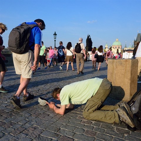 Na Karlov most se daj vyebrat neskuten penze. Vtina vdlku se ale...