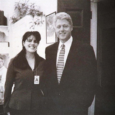Monica Lewinsk na fotce s tehdejm milencem, prezidentem Billem Clintonem.