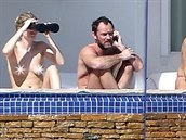 Paparazzi vyfotili pítelkyni Jude Law bez vrchního dílu plavek.