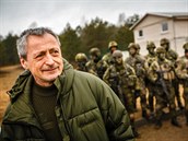 Jako ministr obrany Martin Stropnický navtívil v beznu 2017 eské vojáky v...