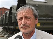 Martin Stropnický pi pebírání nových armádních Tatrovek (ervenec 2017).