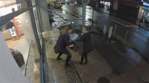 Dv dívky ukradly pizzu.