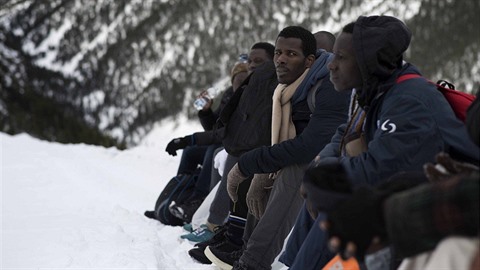 Afrití migranti na cest za lepím ivotem. Pokud se zajímají o zamstnání,...