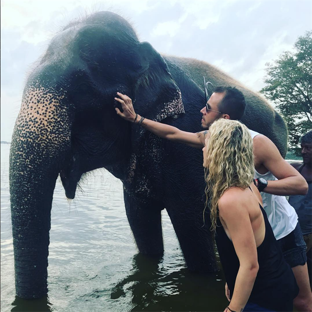 Na Sri Lance společně pohladili slona.