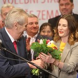 Prezident Zeman předává kytici své dceři.