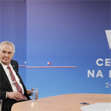 Prezident Miloš Zeman v první debatě na Nově. Jeho protikandidát Jiří Drahoš...