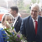 Miloš Zeman dorazil se svou ženou Ivanou do pražského Top Hotelu v dobré náladě.