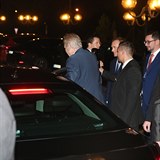 Prezident Zeman nasedá do připravené limuzíny.