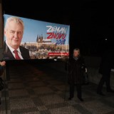 Podporovatelé Miloše Zemana před pražským Rudolfinem, kde se odehrála druhá...