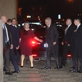 Miloš Zeman a jeho žena míří do Rudolfina, kde se konala druhá debata.