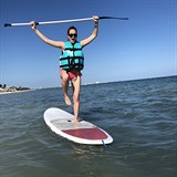 Karolína na paddle boardu.