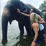 Na Sri Lance společně pohladili slona.