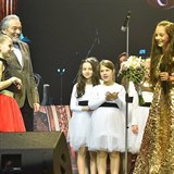 Karel měl na pódiu obě dcery.