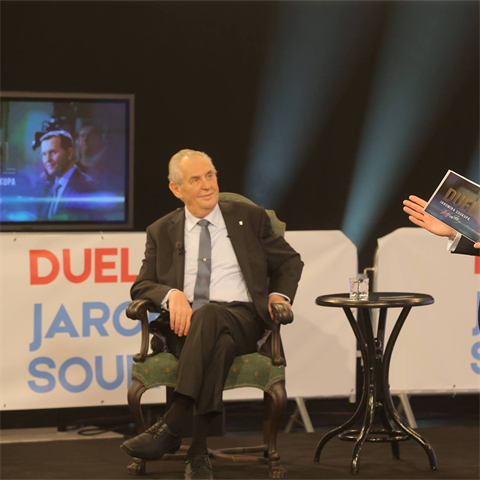 Milo Zeman pi debat s Jaromrem Soukupem.