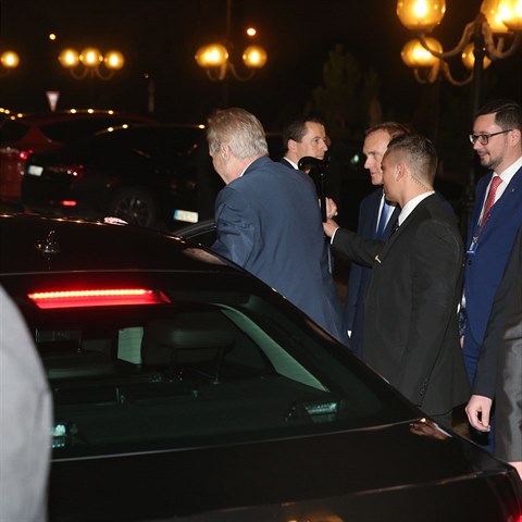 Prezident Zeman nased do pipraven limuzny.